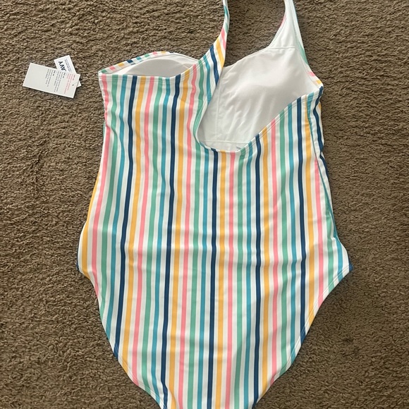 NWT Old Navy women’s one shoulder swimsuit. Size XL - Picture 2 of 3
